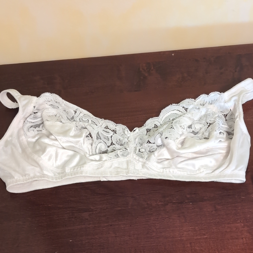 Vintage Vanity Fair Outlet White Satin Silky Unlined Lace Bra 44c XL 9-71-065